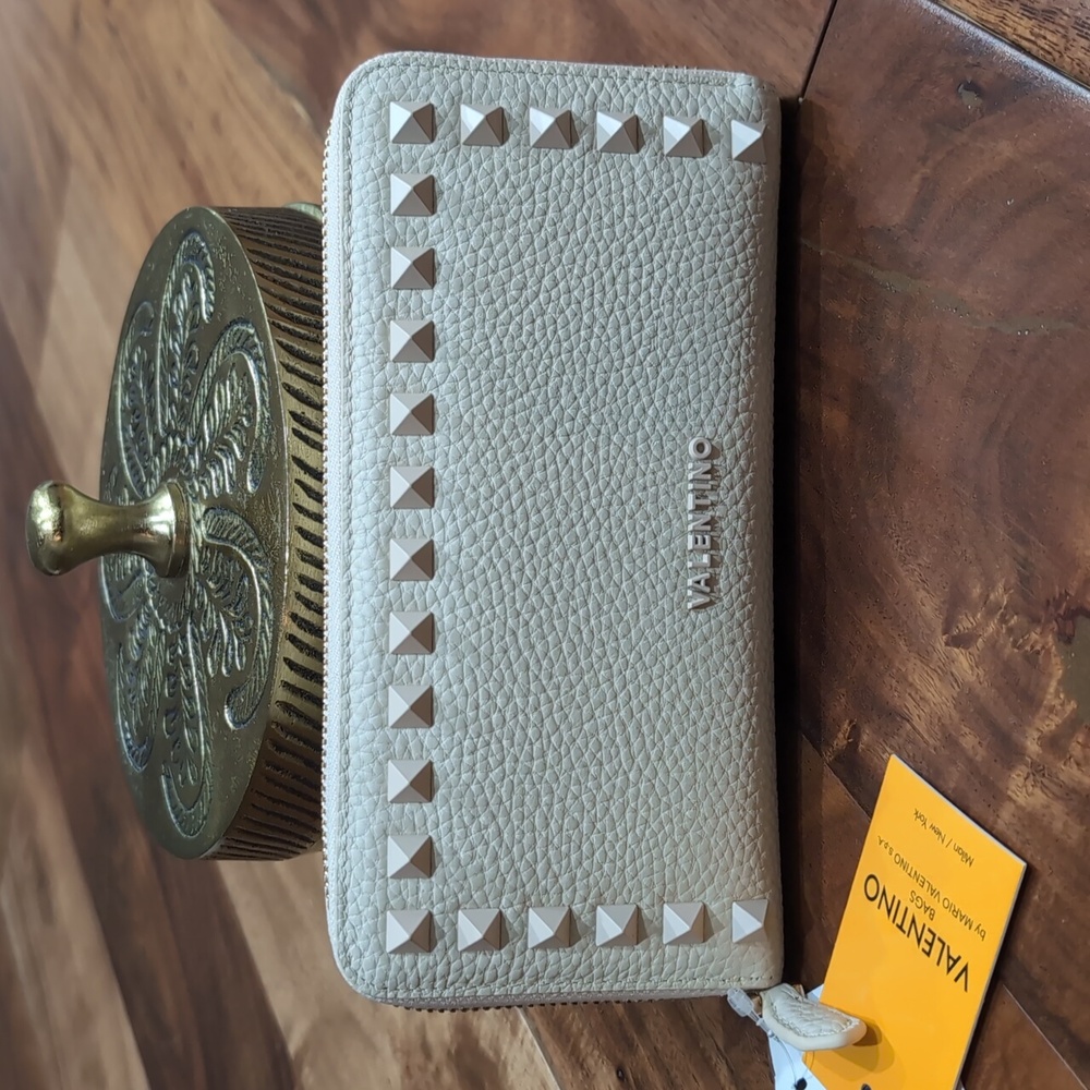 Valentino by Mario Valentino Grace Studded Leather Zip Close Wallet Nwt ❤️